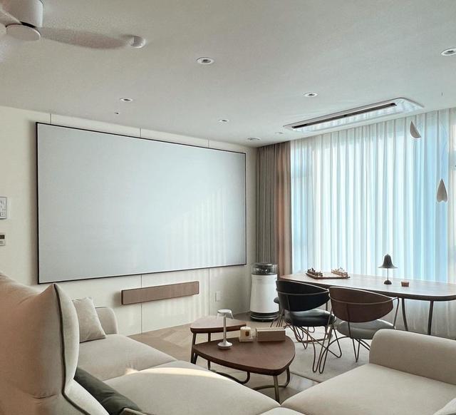 一看装修就花了心思！拆掉半面墙，客厅显大2倍，家具虽少很清爽