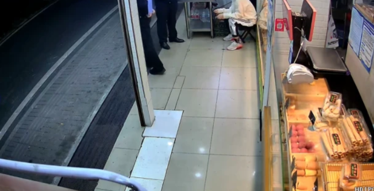 一名13岁女孩深夜突然闯入一家蛋糕店,神色慌张地向店员李女士求助。