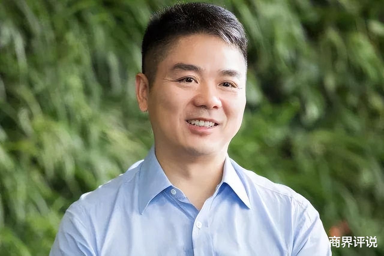 千亿富豪回老家,亲自给大爷点烟一人发一万,如今老宅却被泼油漆