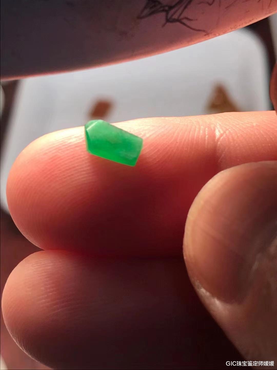 翡翠|这样的戒面可不是边角料，是翡翠的“眼”，小几颗价值比手镯还高