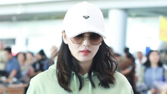 刘诗诗|刘诗诗私服穿搭太嫩了，薄荷绿卫衣配半身裙，这难道不是18岁吗？