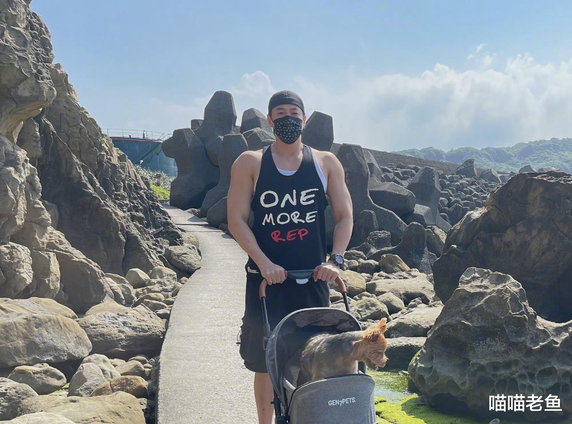 |年近50的何润东壮硕肌肉让人羡慕，与老婆推着爱犬出游