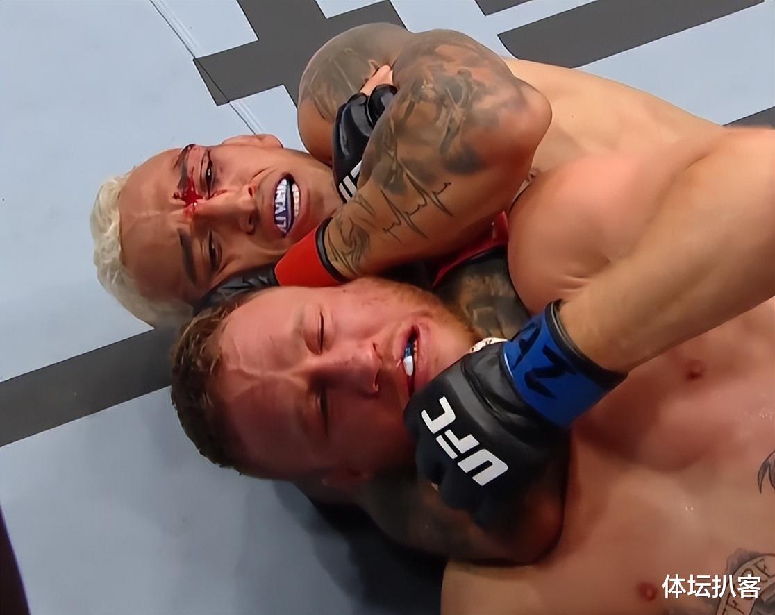 UFC|115秒，UFC惊天大翻盘！轻量级之王2次被击倒，最终裸绞降服对手