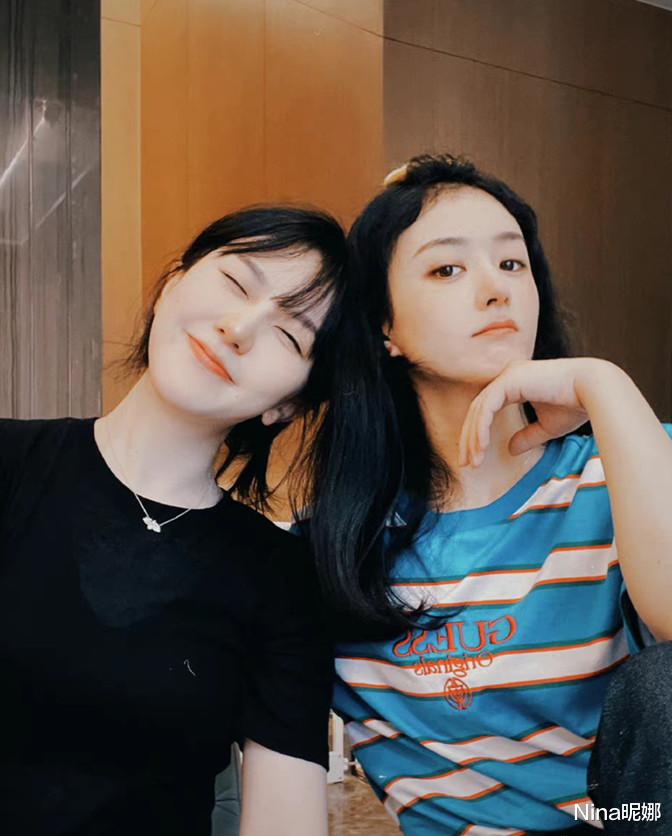 赵丽颖|赵丽颖长沙约会好友，穿男款T恤全程牵手闺蜜情谊浓，鼻尖美人极具特色