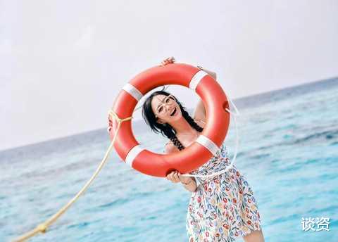 佟丽娅|39岁佟丽娅晒冲浪照,扎双麻花辫妥妥海上仙女,一双长腿更是绝了