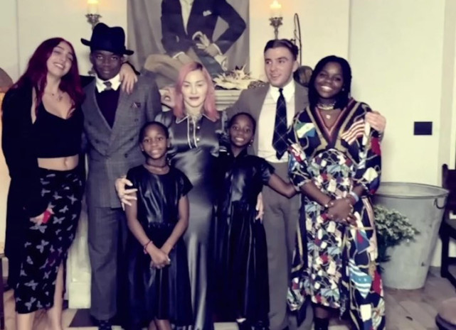 周迅|64岁麦当娜无滤镜近照曝光，双下巴垂到脖子，保养过度变橡胶脸