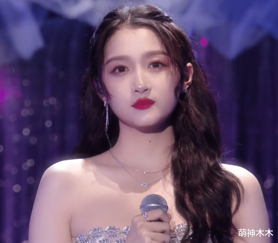 孙俪|众星亮相818晚会：关晓彤穿梦幻蛋糕裙，孙俪裸色长裙失策显胖