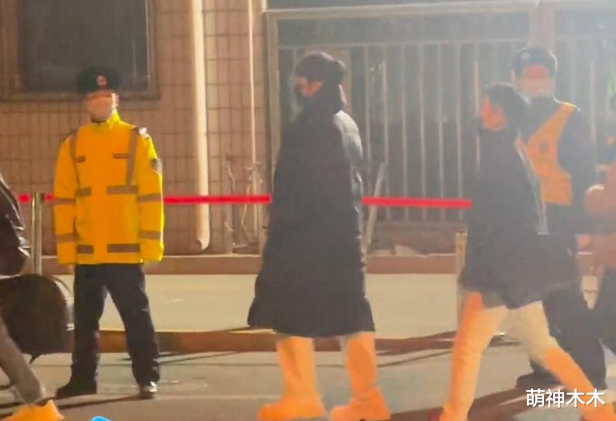 春晚|春晚最后一次联排结束，众星深夜下班，赵丽颖穿红色大衣明媚动人