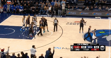 贝弗利|NBA神反转：贝弗利造对手2T驱逐，裁判看录像改判，白庆祝一番