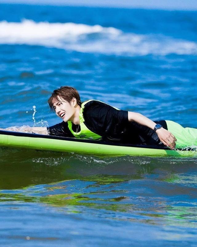 王一博|王一博完美化解舞台危机，“神级”救场太迷人，网友：帅到我心巴