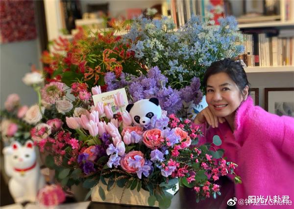 钟楚红|62岁钟楚红晒美照庆生,膝下至今无儿无女,独自继承亡夫上亿遗产