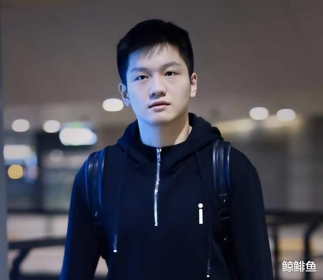 樊振东|国乒队员返程，刘诗雯长发飘飘带俩大号行李箱，樊振东还是那么帅