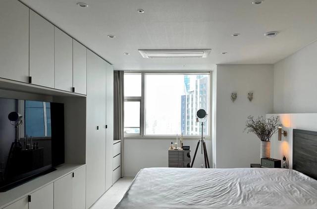 156把客厅当作中心，简单摆放2件家具，宽敞空旷从孩子需求出发