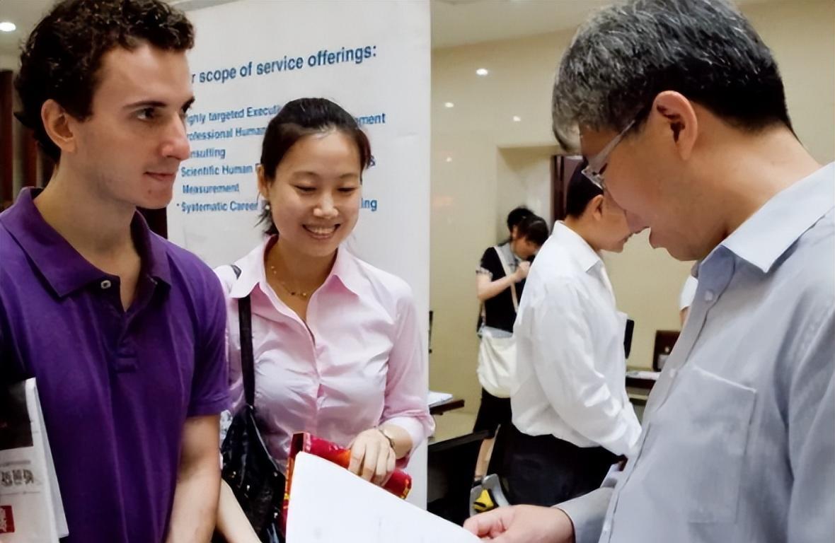 写真|“这一学历我们不认”,大企业HR的话,让不少海外硕士生倍感无奈