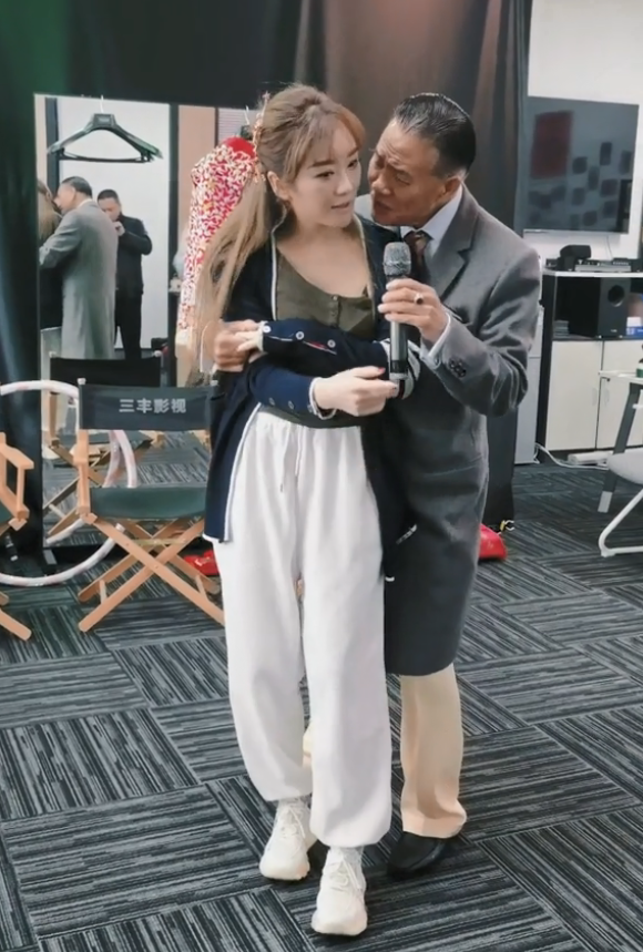万梓良|万梓良与美女过分亲密,手持话筒深情凝望,女演员尴尬不已