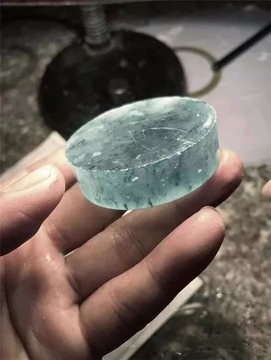 手镯|深邃黑色的翡翠赌石毛料，做出成品就明白了！