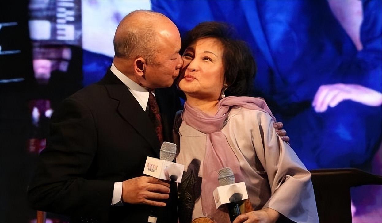 豆豆|国际名导吴宇森：和妻子风雨相伴46年，晚年双双患癌靠卖房自救