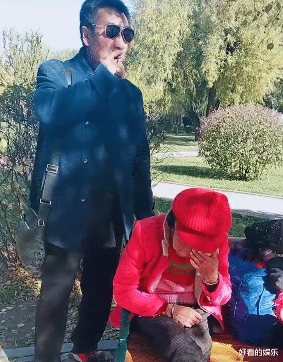 李玉成|85岁马玉琴成“摇钱树”,坐长椅上抹眼泪,李玉成悠闲地抽烟