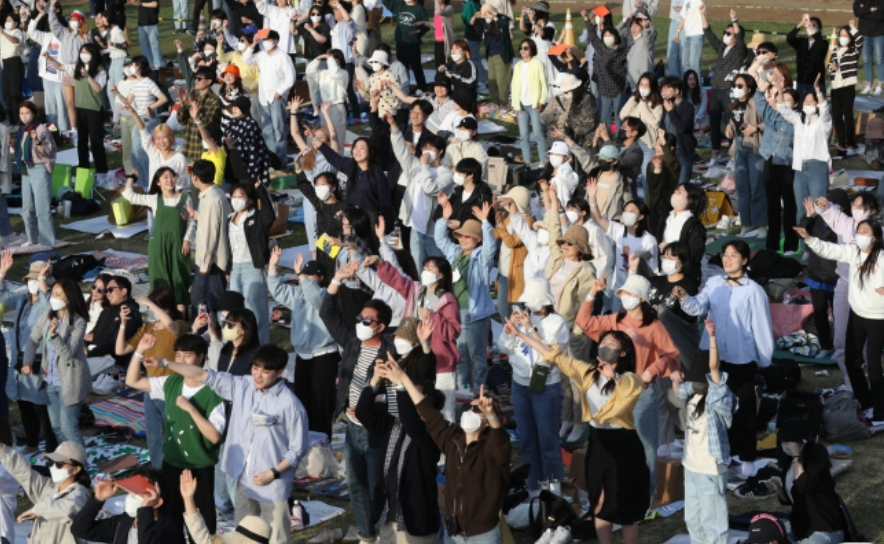 首尔|时隔两年的\群唱盛宴\再次在首尔露天演出