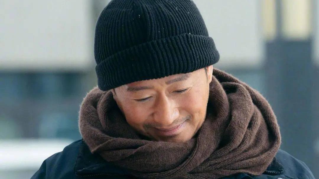 吴京|旧伤复发？吴京去医院看病和助理耐心排号，春节档上两部片子身体吃不消？