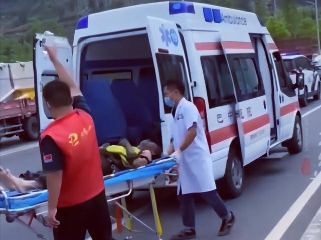 |四川一男子钓鱼触碰高压线，人被烧黑还飞了起来，医生：希望不大