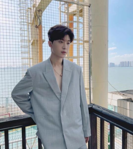 范丞丞|范丞丞金鸡奖造型路透来了，身着灰色笔挺西装，被赞是优秀的演员