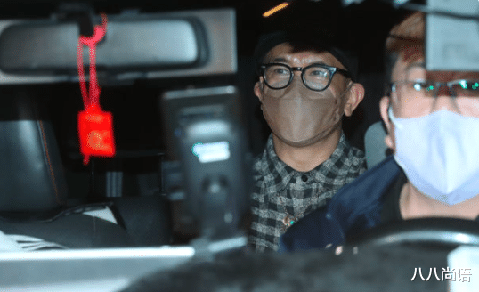 具俊晔|具俊晔为见大S换新装，穿格纹衬衫戴黑边儿眼镜，53岁状态真斯文