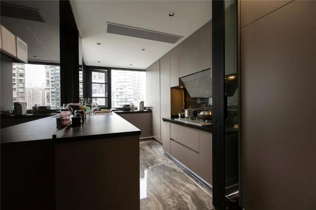 280㎡现代轻奢，开放式厨房与书房，生活空间时尚又宽敞