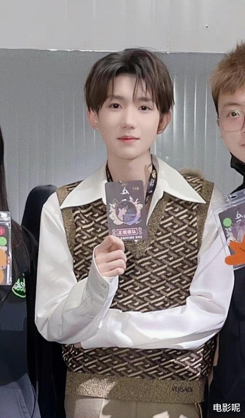 王源|王源这次没被美颜特效“霸凌”，还有点儿美