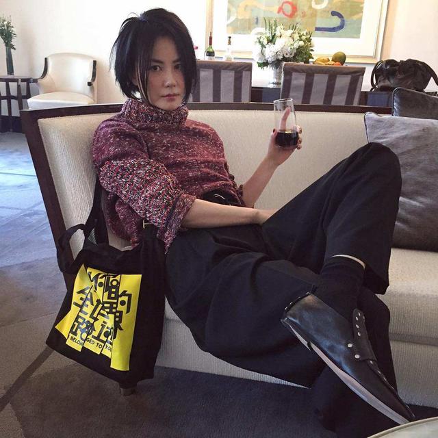 王菲|53岁歌坛天后王菲，一身尼姑打扮现身庙宇，气质与舞台风大不同