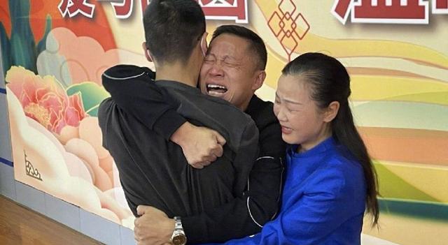 3岁女童商场走失求助,当广播喊出爸爸名字时,全商场沸腾了
