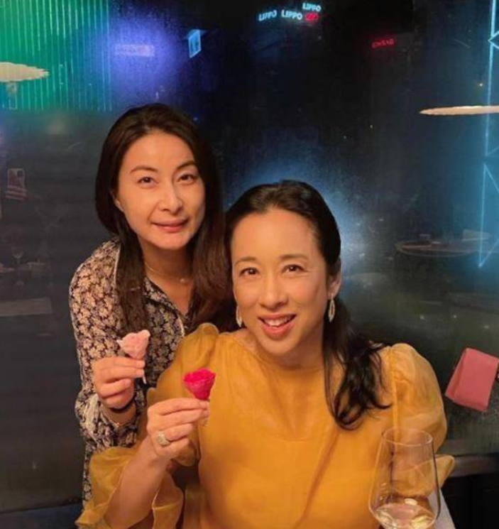 郭晶晶|郭晶晶生三胎后老太快!穿两万碎花裙难掩老态,与婆婆同框似同龄人