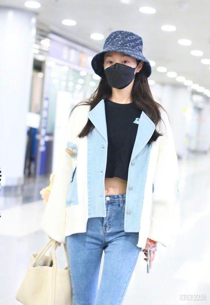 宋轶|瘦得皮包骨!宋轶穿露脐装现身机场,“蚂蚁腰”真的太吸人眼球了