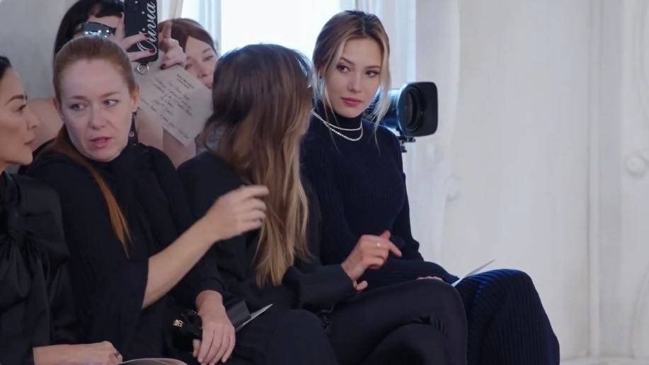 大海里全是水，谷爱凌胸部以下都是腿！时装周连换四套造型 真美