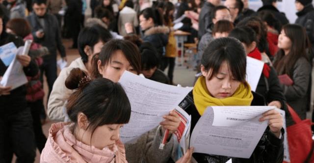 政审引发争议,家长建议取消“连坐”,长辈犯错不应晚辈来承担!