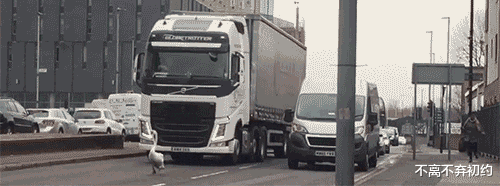 |“从领导办公室出来的女同事，这衣服怎么还穿反了？”