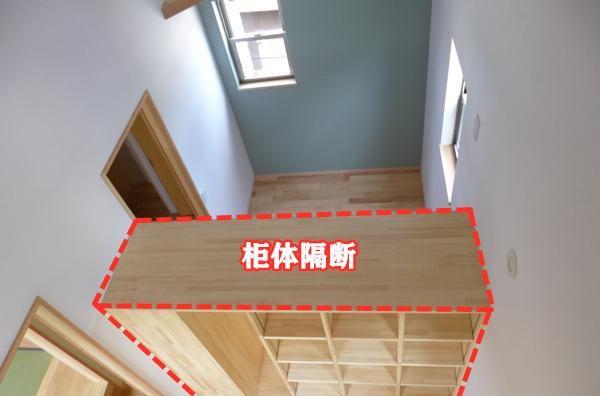 一间房2个孩子睡,2张床2张书桌,一道隔断,孩子各有独立空间