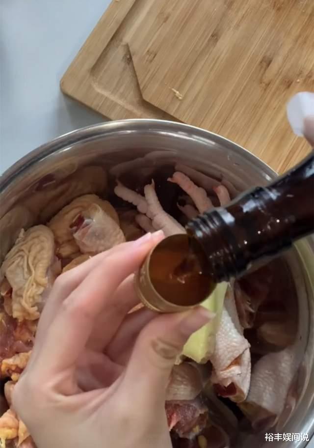 吴千语|吴千语分享上海隔离生活！珍藏的包不输袁咏仪，厨艺堪比张馨月