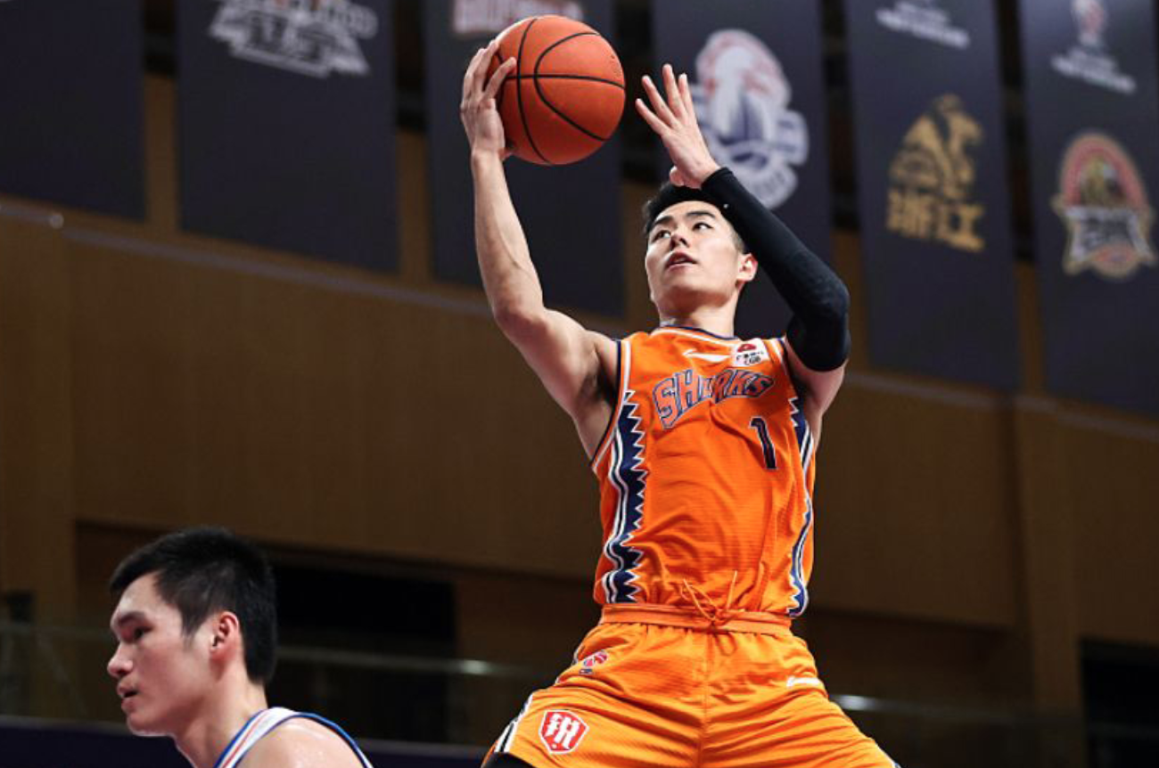 李添荣|潜力新星季后赛至今仅上场11分钟！防守太差，李春江真不惯着他