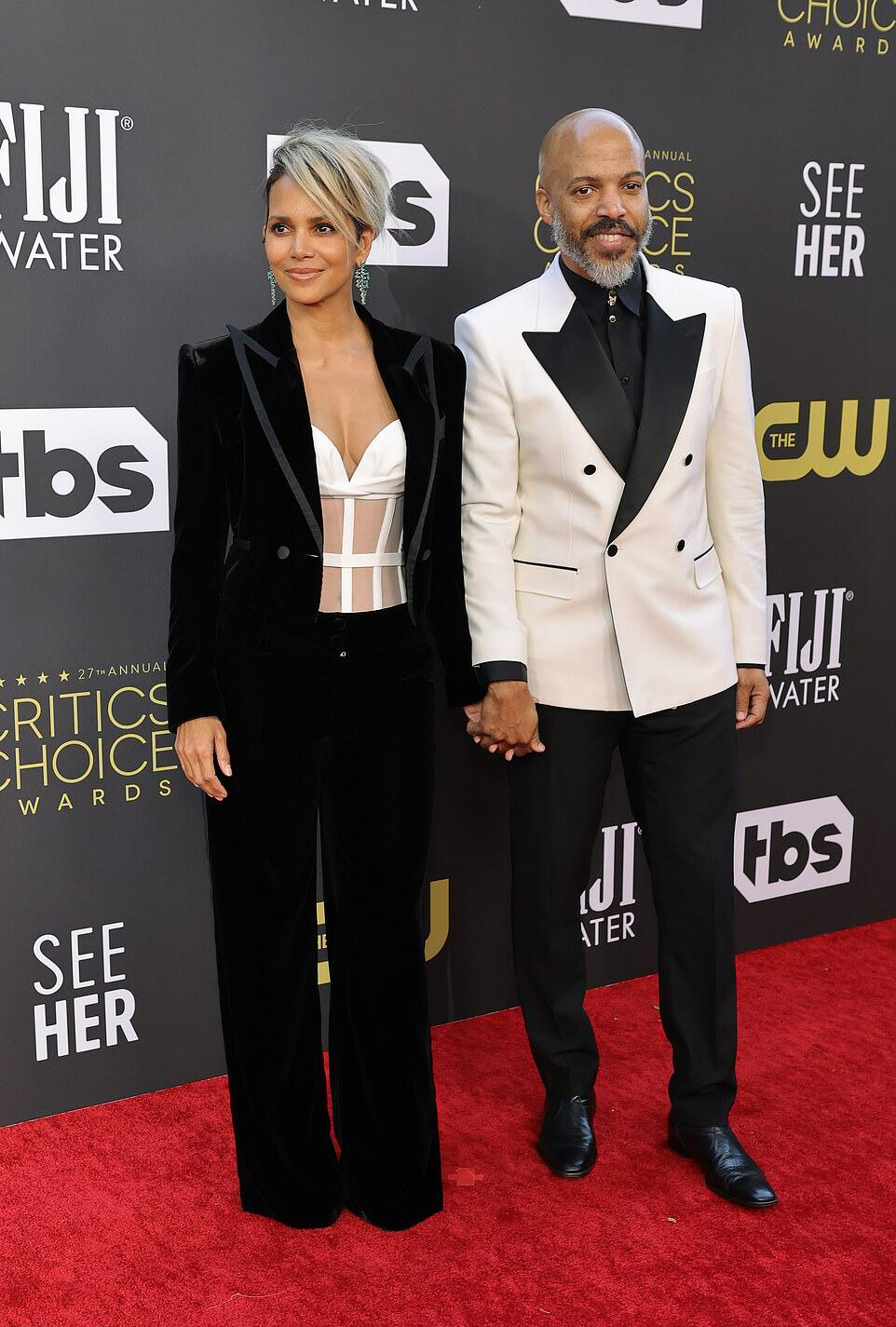 赛琳娜|赛琳娜在好莱坞年度评论家选择奖颁奖明星演员齐聚拿走最佳着衣奖