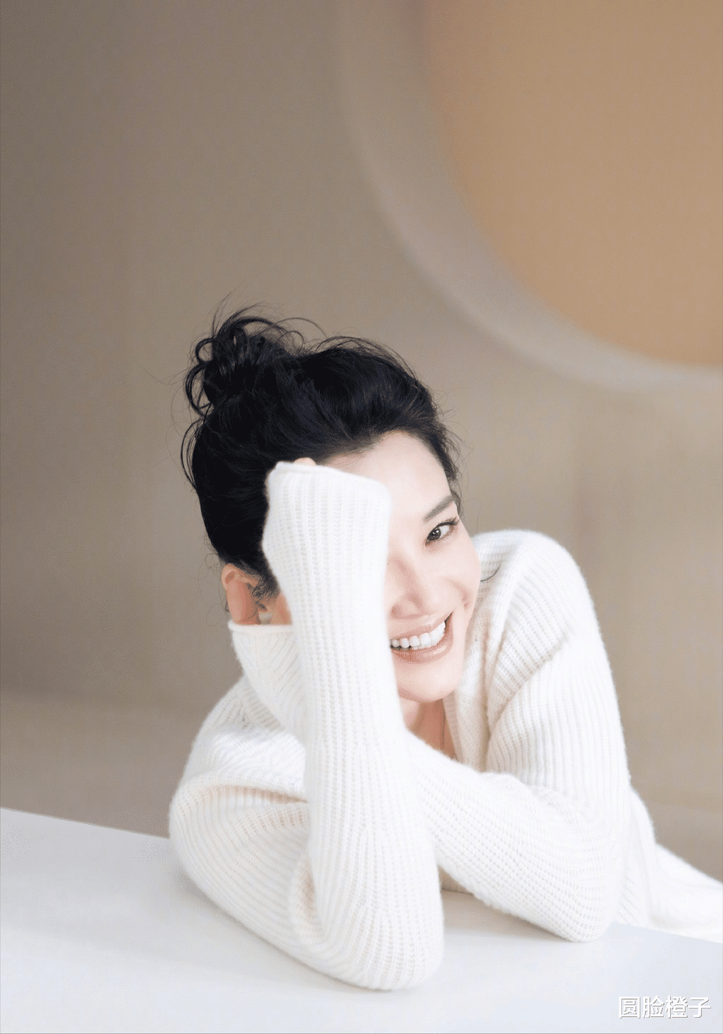 穿衣搭配 53岁许晴美上“热搜”，穿一身白色简单高级，笑意盈盈美丽从容