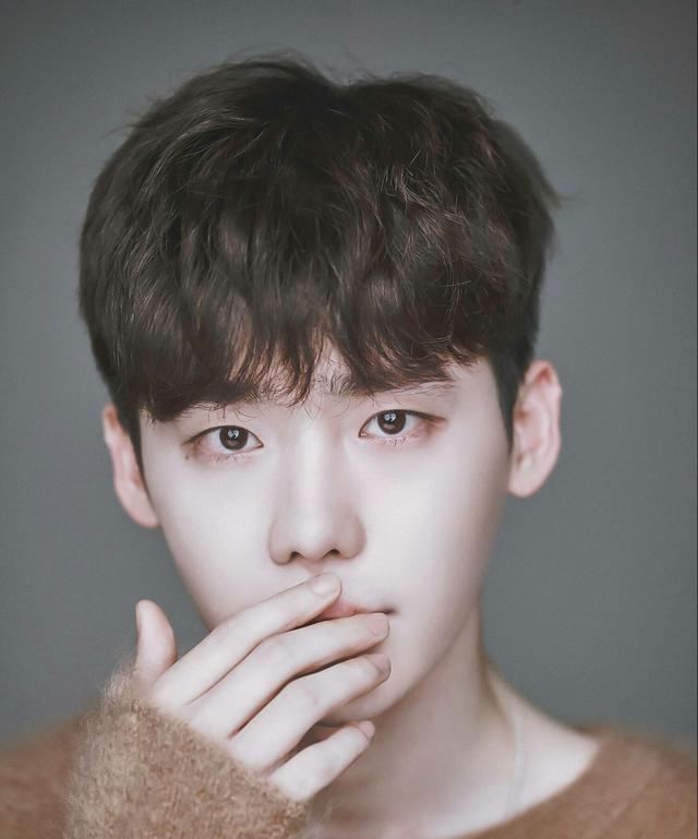 李钟硕|李钟硕回顾时光，觉得20多岁时活得太痛苦，对退伍既高兴又有负担