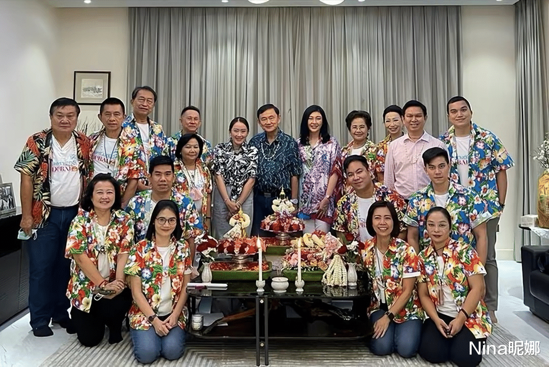 面膜 泰国前总理英拉送儿上学,穿T恤九分裤挽手似小情侣,儿子发型真像学霸