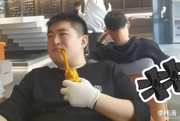 |本山儿子谈啃老！生活费百万靠利息比你舒坦，260W买狗玩千万烟斗