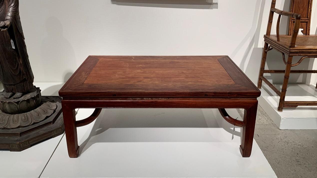 |三拼板面起拦水线，黄花梨炕桌带霸王枨的不多