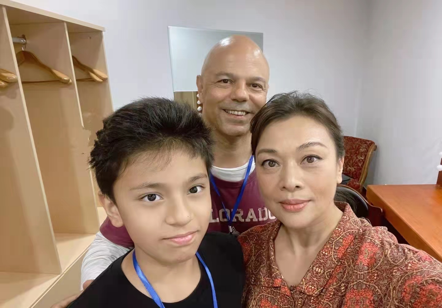 史可|58岁史可素颜现身，与外籍富豪老公举杯畅饮，两混血儿子高大帅气