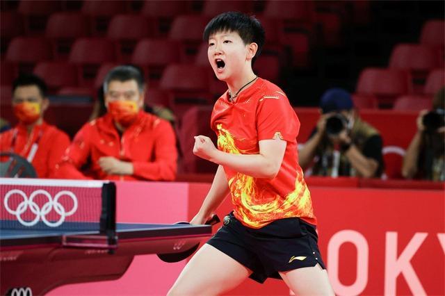 孙颖莎|孙颖莎终于回家与父母团聚，一家3口全家福曝光，与妈妈神似姐妹