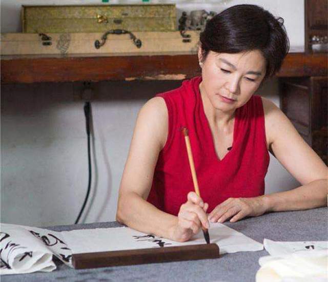 书法|表面是演员,实际是才女,个个会舞文弄墨,刘晓庆一幅书法卖1万