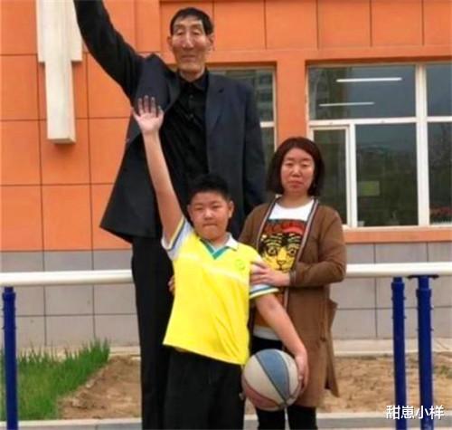 鲍喜顺|中国第一巨人，当初不听大夫劝阻，坚持结婚生下一子，如今怎样了