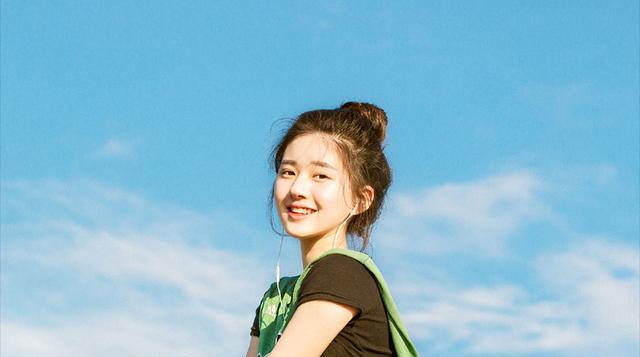 赵露思|“甜剧女主”赵露思，晒6张出游照，穿紧身衣大秀性感